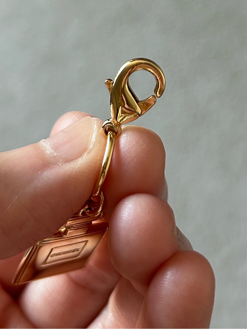 Chanel Beauty 2022 Holiday Novelty Gift Gold-Tone Pendant Charm Set 2 Pcs OS New - Picture 13 of 13